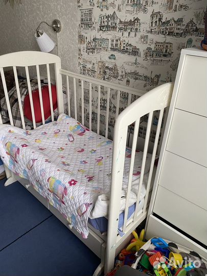 Детская кроватка с маятником и ящиком