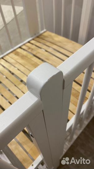Детская кроватка с маятником