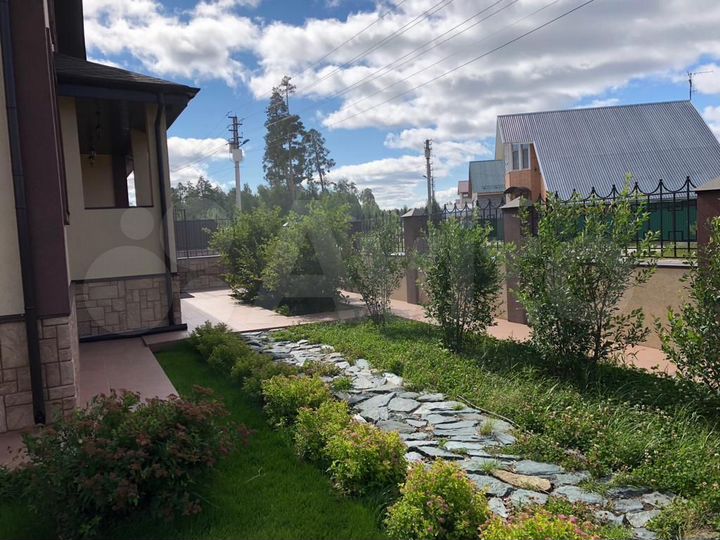 Коттедж 300 м² на участке 10 сот.