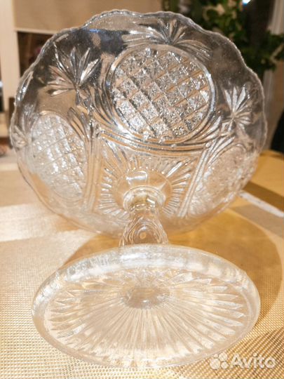 Ваза для фруктов на ножке