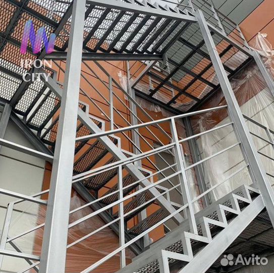Металлический каркас лестницы. Лестница под ключ