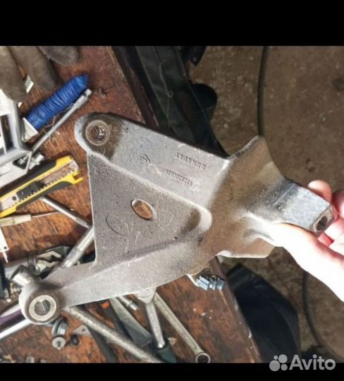 Крепление кпп Флюенс