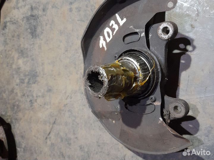 Кулак передний левый Mitsubishi Pajero 1