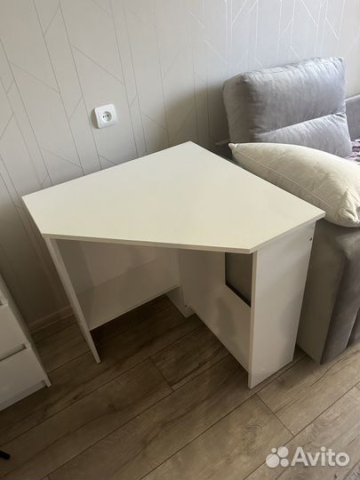 Стол и полка