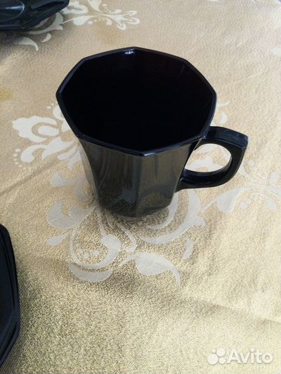 Чайный сервиз из чёрного стекла