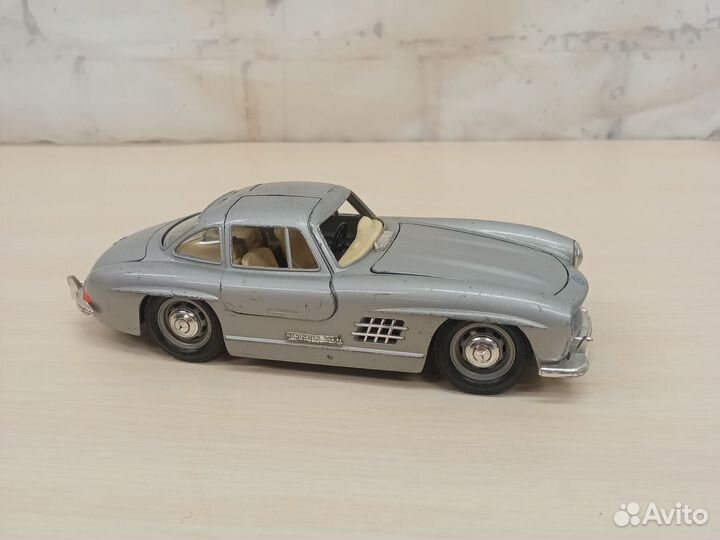 Модель автомобиля Мерседес Бенц 300 sl