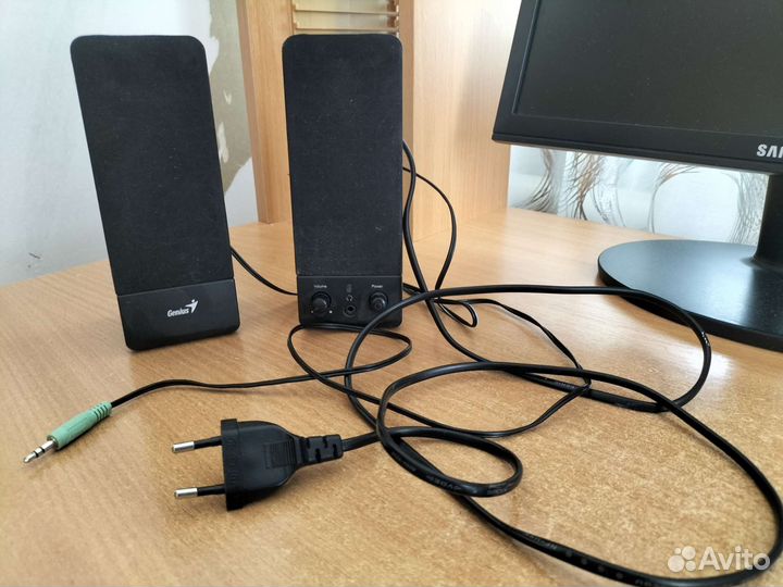 Компьютерный стол, компьютер и колонка