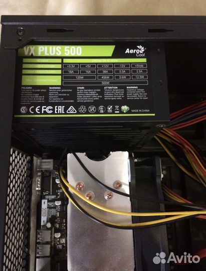 Игровой компьютер с монитором и клавиатурой