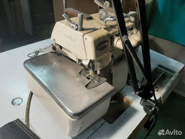 Швейная машинка оверлок gemsy бу/ за 3 Штуки