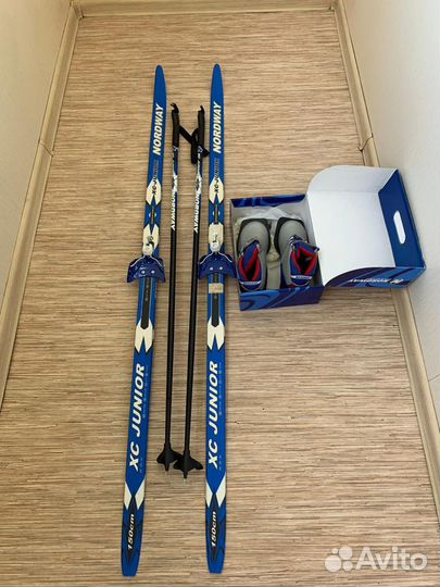 Лыжи новые, лыжные палки и ботинки 32р