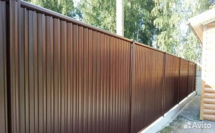 Забор из профлиста с металлическими столбами качес