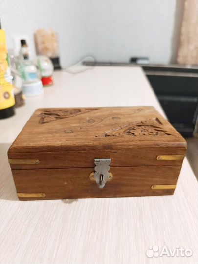 Деревянная шкатулка