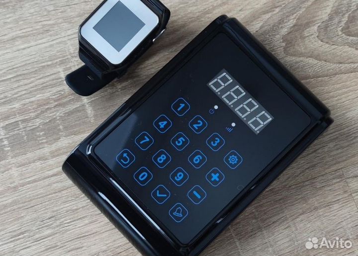 Кнопка пульт вызова официанта на кухню и часы