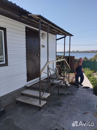 Крыльцо и лестницы на второй этаж металлические