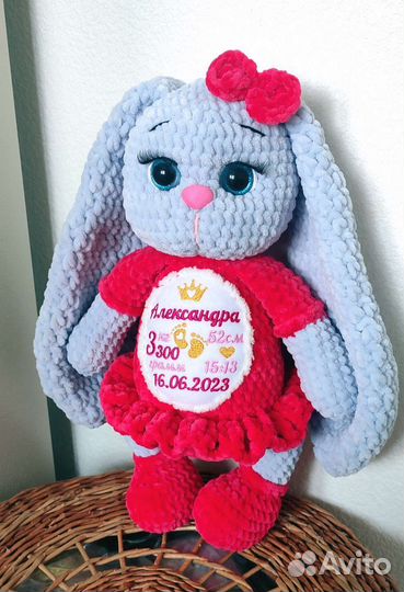 Вязаная плюшевая зайка с метрикой