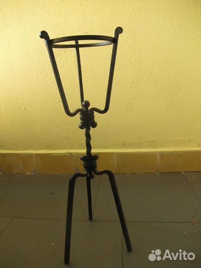 Подставка для цветов кованая напольная черная