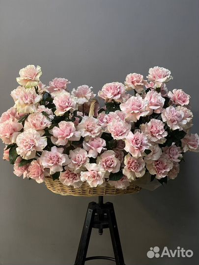 99 кубинских роз в корзине