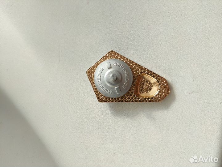 Значок об окончании гуманитарного техникума СССР