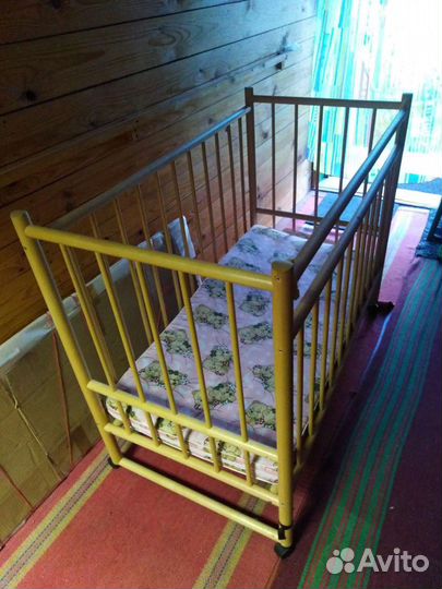 Кроватка детская с матрацом и ванночкой