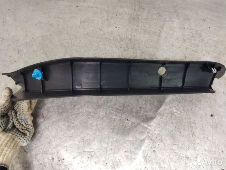 Обшивка двери багажника задняя левая Toyota