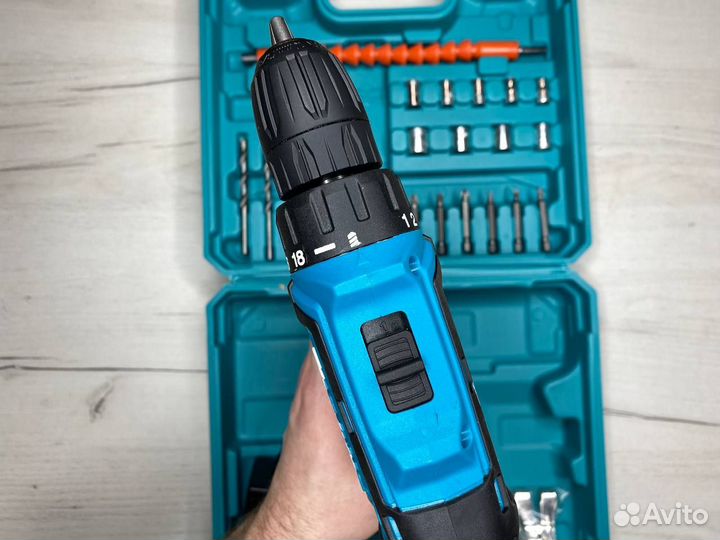 Шуруповерт Makita 38v c набором бит и сверел