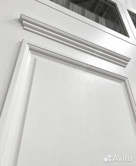 Парадная входная дверь с багетом и стеклом