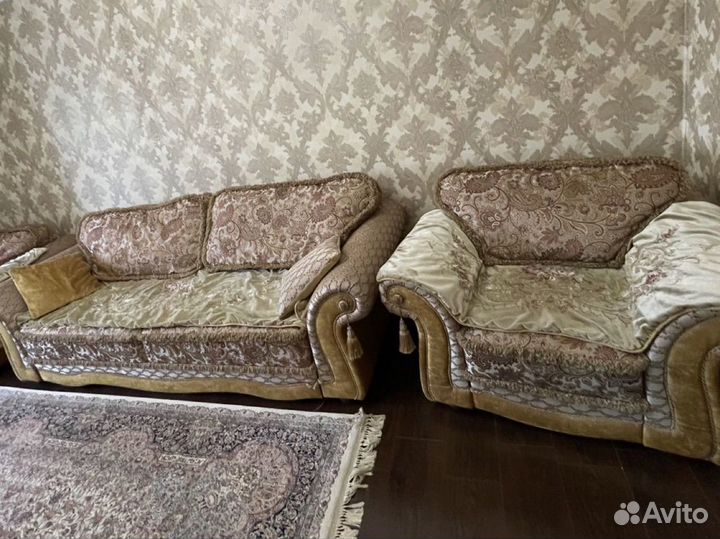 Диван с двумя креслами