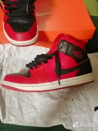 Air Jordan 1 Mid Reverse Bred