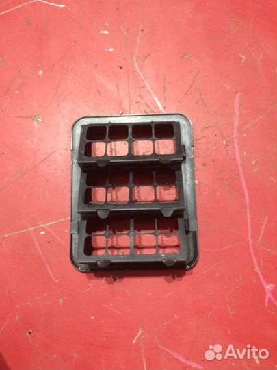 Клапан вентиляции задний правый Mitsubishi