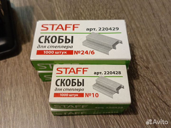 Дырокол и скобы для степлера