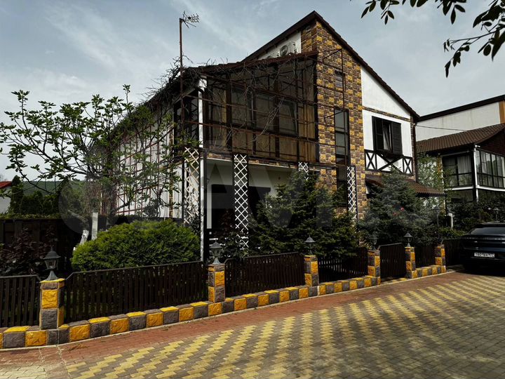 Дом 215 м² на участке 6 сот.