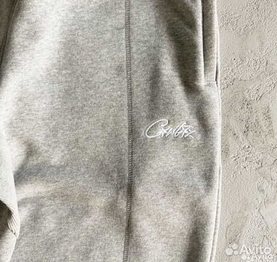 Утеплённые штаны Corteiz HMP 3 Star Set на руках