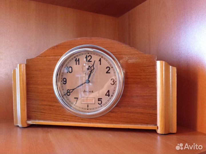 Часы настольные, с днём недели