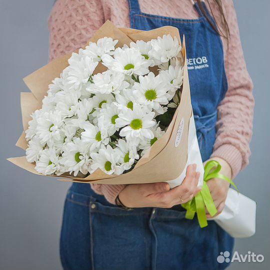 Букет из 7 кустовых хризантем в крафте, цветы дост