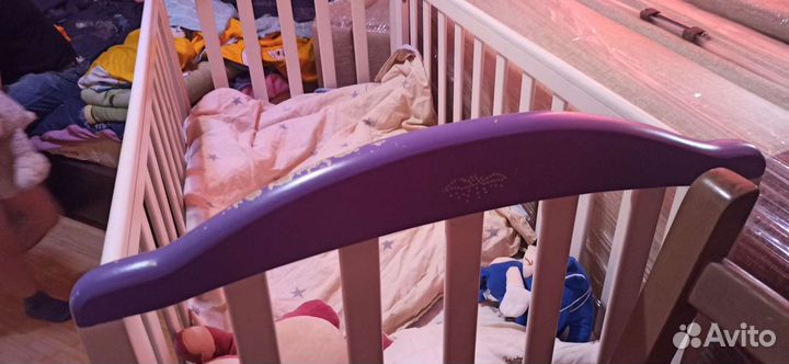 Детская кроватка с маятником и ящиком