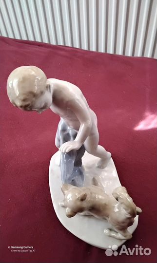 Форфоровая фигурка