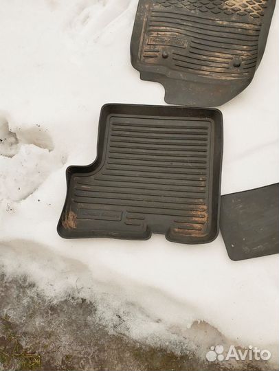 Продам резиновые коврики для Рено Сандеро б/у