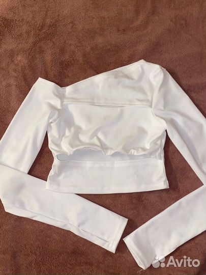 Укороченный лонгслив кроп-топ с вырезом на груди