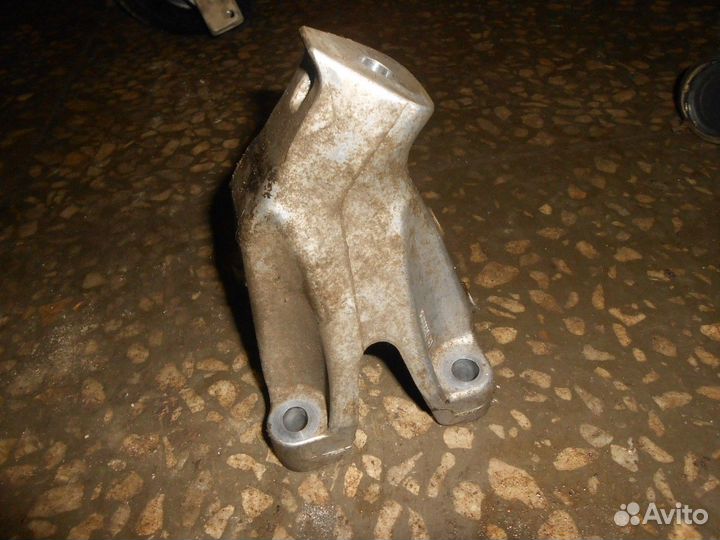 Кронштейн опоры двигателя левый (Audi A6)
