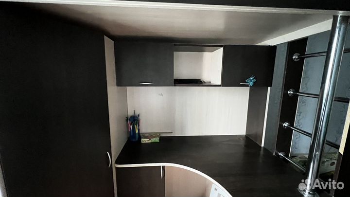 Детская кровать двухъярусная со столом и шкафом