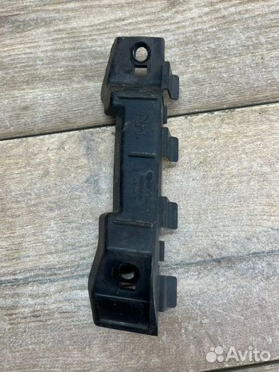 Крепление бампера переднее правое Kia Ceed 1 1.6