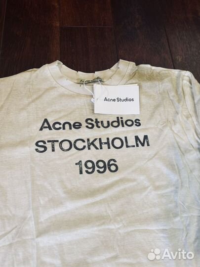 Acne Studios Stokcholm лонгслив на руках