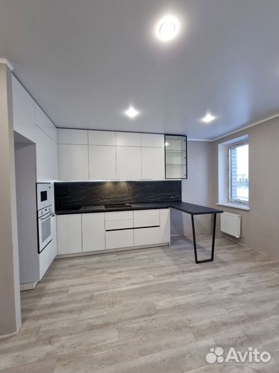 Кухня угловая с высокими шкафами