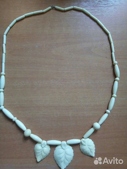Колье из кости