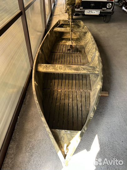 Моторная лодка с болотоходом