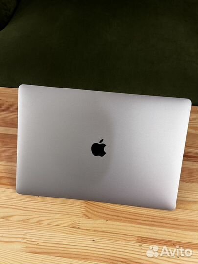 Топовый MacBook Pro 15 c True Tone, 16GB и 512GB