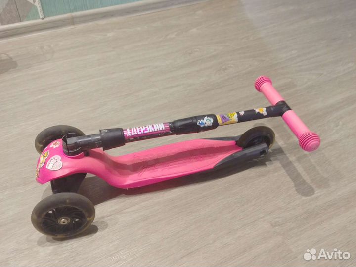 Самокат трехколесный со светящимися колесами