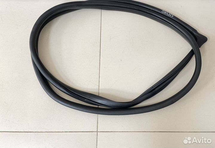 82110H0000 Kia rio 4 уплотнитель проема двери LH