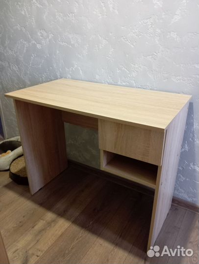 Письменный компьютерный стол