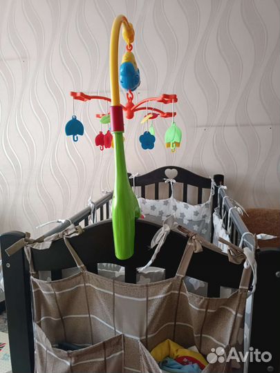 Детская кроватка с маятником